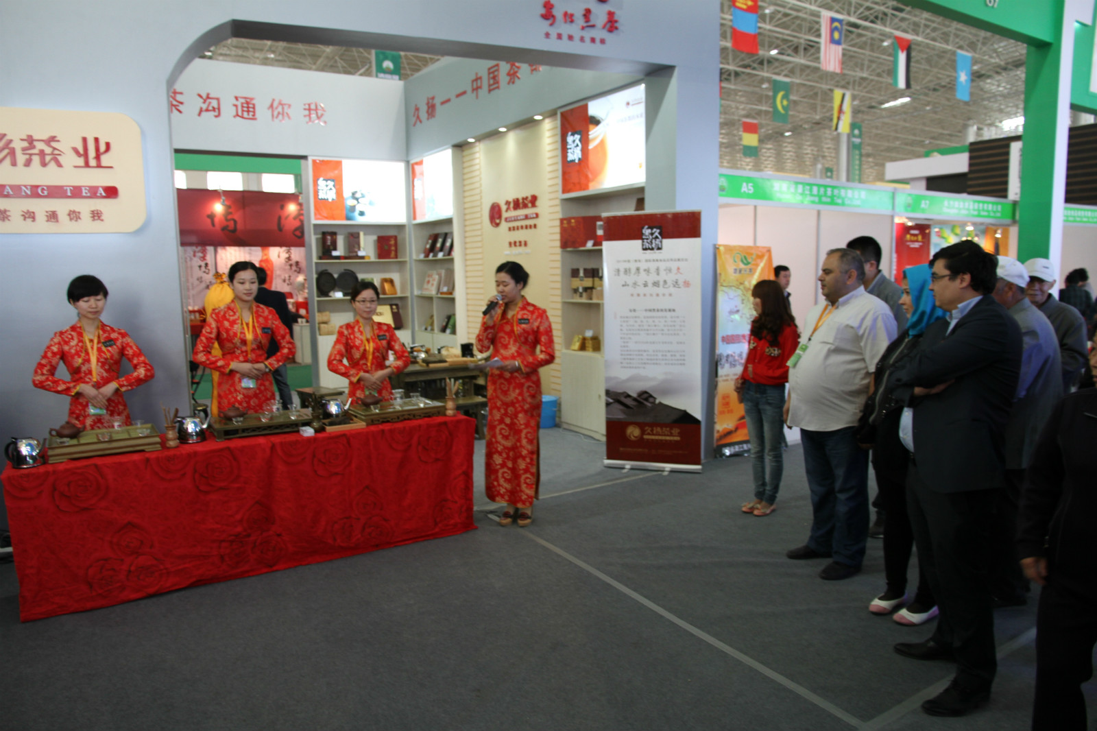 久扬茶业茶艺表演队为西北穆斯林民族展示多彩的中国黑茶文化